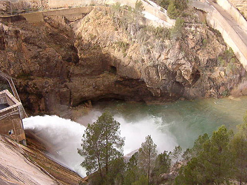 Desagüe embalse de Fuensanta (Vista desde coronación)