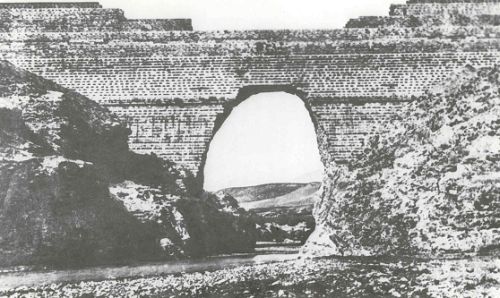 Vista de la segunda presa de Puentes, después de su rotura, desde aguas abajo. Esta foto no debió de hacerse antes de 1850