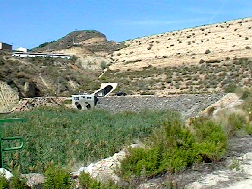 Foto vista del espaldón de aguas abajo de la presa