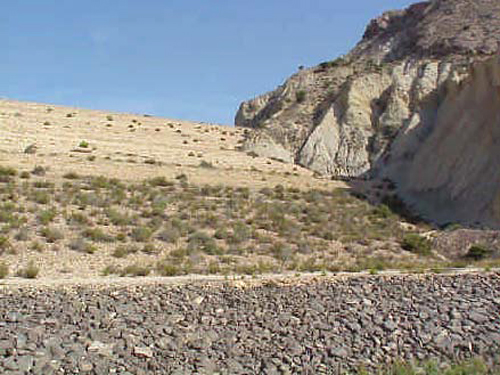 Foto vista del espaldón aguas abajo de la presa