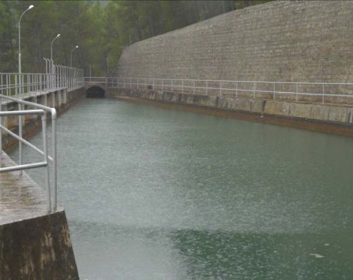 Cámara de carga del canal-túnel que transporta el agua a la central hidroeléctrica de Miller