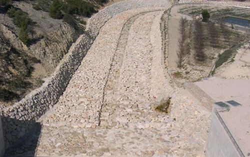 Encauzamiento aguas abajo de la presa.