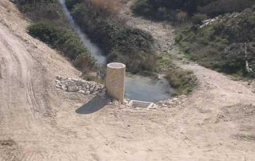 Torre de toma (aguas arriba de la presa) para la reposición de servidumbre para regadío y arqueta de desagüe