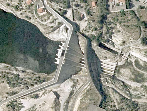 Vista general desde la margen derecha de la tercera presa de puentes y aguas arriba, la cuarta