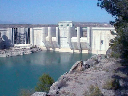Vista del paramento de aguas arriba de la cuarta presa de Puentes, única que está en funcionamiento en la actualidad