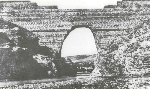 Vista de la segunda presa de Puentes, después de su rotura, desde aguas abajo. Esta foto no debió de  hacerse antes de 1850
