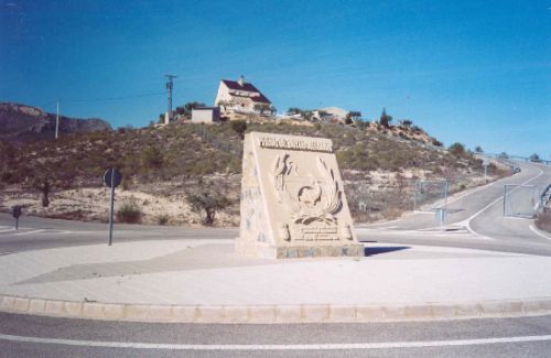 Monolito conmemorativo de la construcción de la presa del Bayco