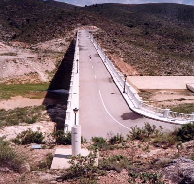 Vista de la coronación de la presa desde el estribo derecho