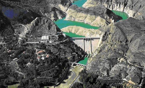 Vista general de la presa y embalse del Cenajo