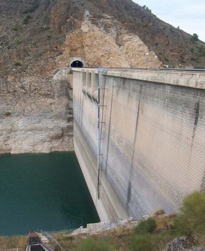 Paramento de aguas arriba de la presa desde la margen derecha en la que se aprecia el conducto del limnímetro