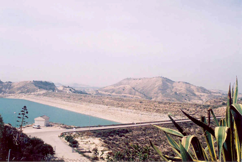 Foto Vista del talud de la presa principal y del dique 1 desde la margen derecha Vista del talud y coronación del dique 3 desde el exterior