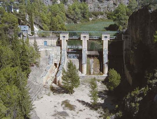 Vista del paramento de aguas abajo de la presa