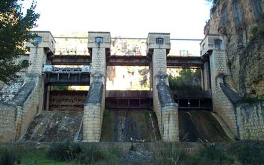 Vista del paramento de aguas abajo de la presa