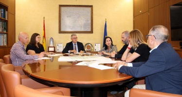 El presidente de la CHS mantiene una reunión con la alcaldesa de Yecla. 