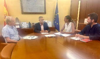 El presidente de la CHS celebra una reunión de trabajo con la alcaldesa de Alhama de  